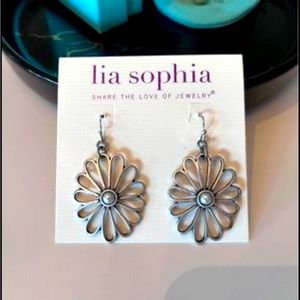 Flower drop earrings